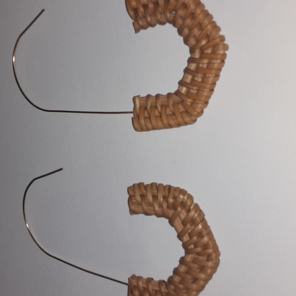 Bohemian style wooden earrings - Picture 3 of 3